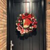 kerst-krans-kerstkrans-hotel chique-christmas-santa-door-christmasdoor-red-rood-zuurstok-notenkrakers-bessen-deurkrans